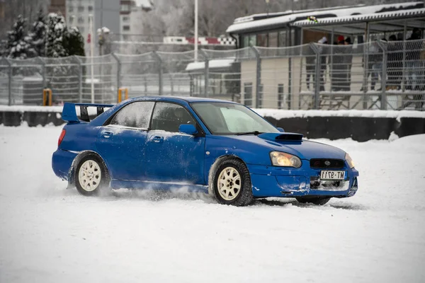 2022 Рига Латвия Синий Автомобиль Едет Снегу Парковке Забором Заднем — стоковое фото