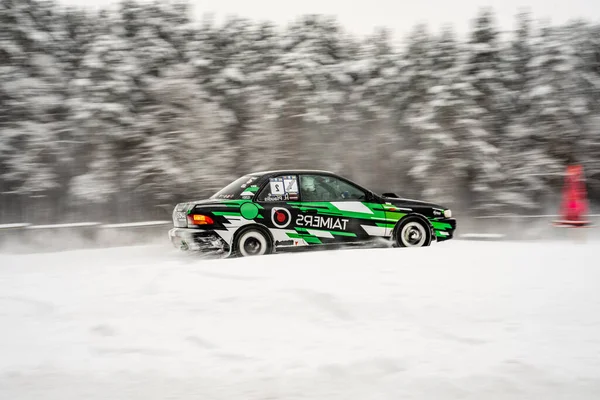 2022 Riga Lettland Ein Auto Fährt Durch Einen Verschneiten Wald — Stockfoto