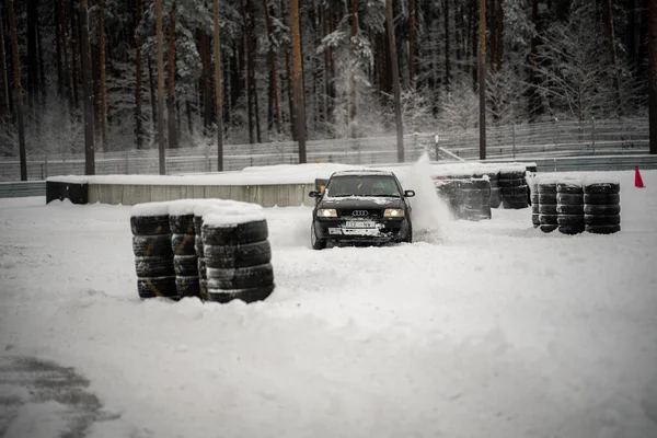 2022 Riga Lettland Auto Fährt Durch Ein Verschneites Waldgebiet Mit — Stockfoto