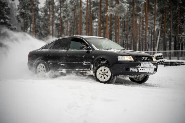 2022 Ryga Łotwa Samochód Przejeżdżający Przez Pokryty Śniegiem Obszar Leśny — Zdjęcie stockowe