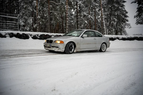 2022 Ryga Łotwa Biały Samochód Zaparkowany Śnieżnej Drodze Przed Lasem — Zdjęcie stockowe
