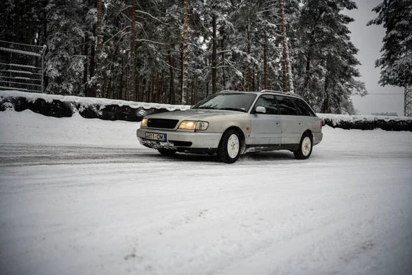 2022 Ρίγα Λετονία Ένα Αυτοκίνητο Είναι Σταθμευμένο Στο Χιόνι Κοντά — Φωτογραφία Αρχείου