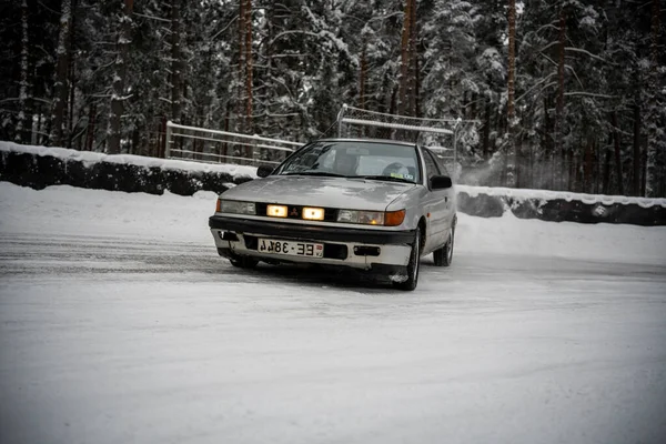 2022 Ryga Łotwa Samochód Jadący Śnieżną Drogą Śniegu Drzewami Tle — Zdjęcie stockowe