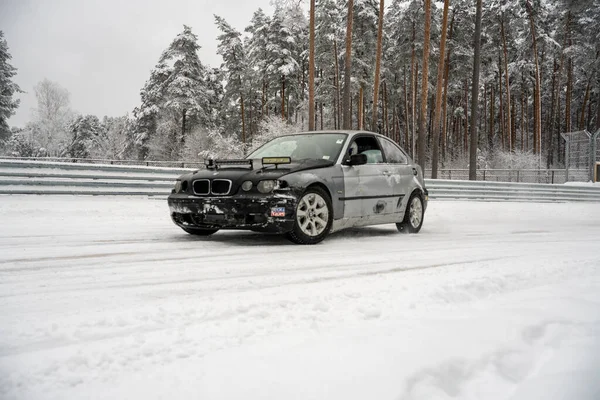 2022年拉脱维亚里加 一辆汽车在雪地里开着车 后面是树木 前面是栅栏 — 图库照片