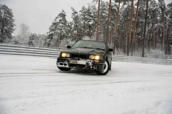 2022 Riga Lettland Ein Auto Fährt Eine Verschneite Straße Schnee — Stockfoto