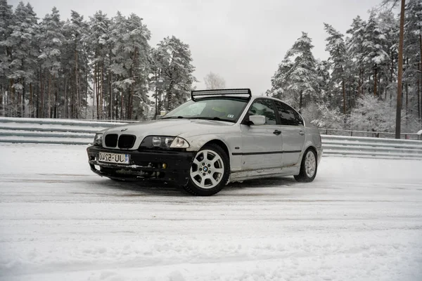 2022 Рига Латвія Білий Автомобіль Припаркований Сніговій Дорозі Перед Лісом — стокове фото