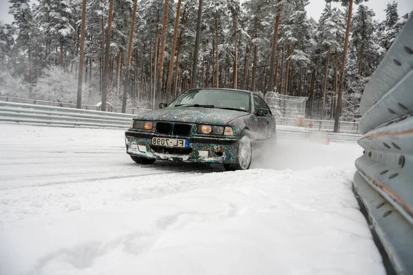 2022 Ryga Łotwa Samochód Jadący Śnieżnej Drodze Śniegu Drzewami Tle — Zdjęcie stockowe