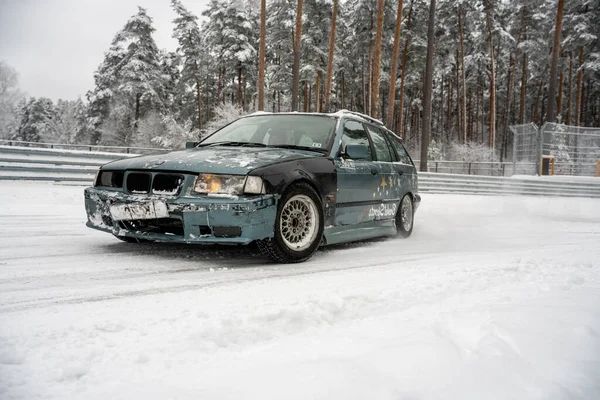2022 Riga Lotyšsko Auto Jede Zasněžené Silnici Sněhu Stromy Pozadí — Stock fotografie