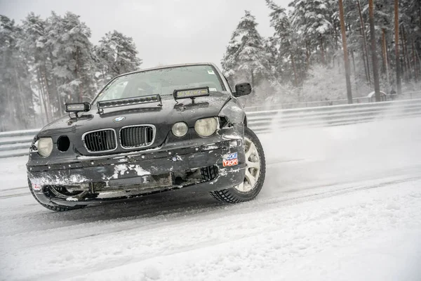 2022 Riga Lotyšsko Auto Jedoucí Zasněžené Silnici Sněhu Stromy Pozadí — Stock fotografie