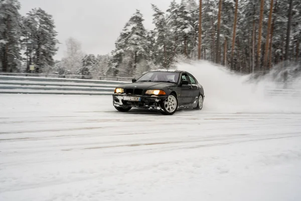 2022 Ryga Łotwa Samochód Jadący Śnieżną Drogą Drzewami Tle Śniegiem — Zdjęcie stockowe