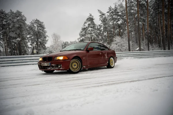 2022 Riga Letónia Carro Vermelho Descer Uma Estrada Coberta Neve — Fotografia de Stock