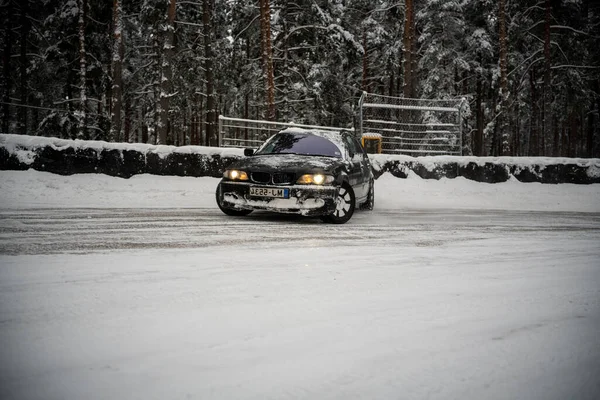 2022 Рига Латвія Автомобіль Їде Сніговій Дорозі Снігу Деревами Задньому — стокове фото