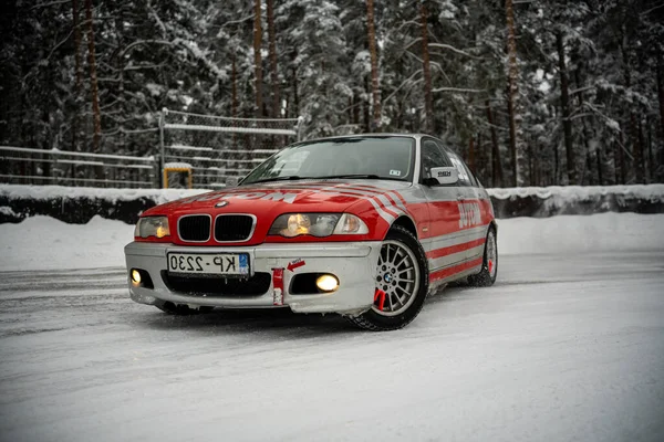 2022 Riga Letónia Carro Vermelho Branco Estacionado Numa Estrada Nevada — Fotografia de Stock