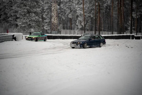 2022 Ryga Łotwa Samochód Przejeżdża Przez Śnieg Parkingu Lasem Tle — Zdjęcie stockowe