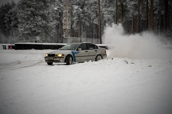 2022 Рига Латвия Автомобиль Едет Снегу Порывах Ветра Большим Количеством — стоковое фото