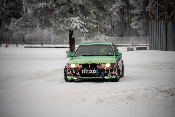 2022 Рига Латвія Зелений Автомобіль Їде Через Снігове Поле Деревами — стокове фото