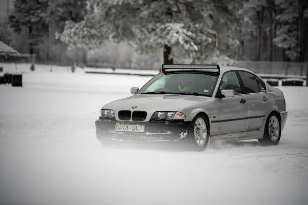 2022 Ryga Łotwa Zimą Przez Śnieg Przejeżdża Samochód — Zdjęcie stockowe