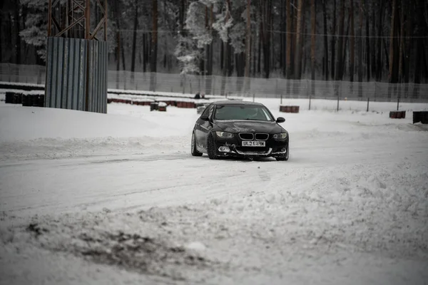 2022 Riga Lettland Ein Auto Fährt Eine Verschneite Straße Hinunter — Stockfoto