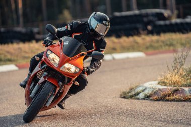  Ormanın yanındaki caddede motosiklet süren bir adam. üretici ai