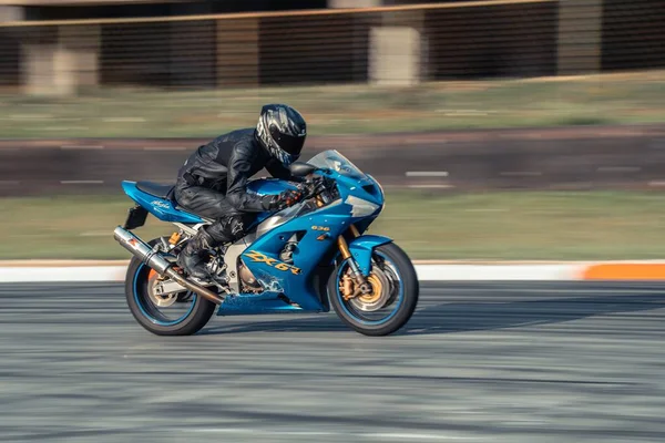 Person Der Kører Blå Motorcykel Racerbane Med Hjelm Generativ - Stock-foto