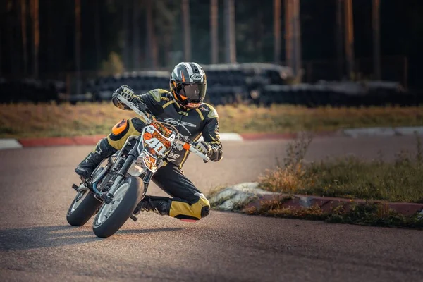 Una Persona Que Monta Una Motocicleta Una Carretera Cerca Bosque — Foto de Stock