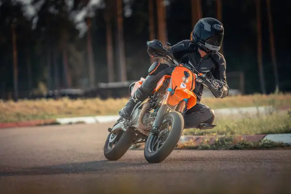 Чоловік Їде Мотоциклі Брудній Дорозі Генеративне Ефірне — стокове фото