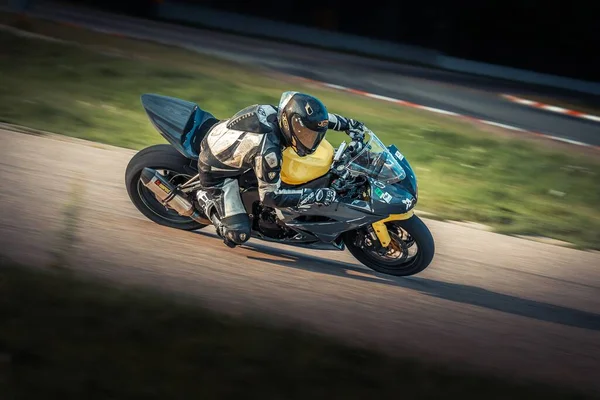 Een Persoon Rijdt Een Motorfiets Een Baan Met Gras Achtergrond — Stockfoto