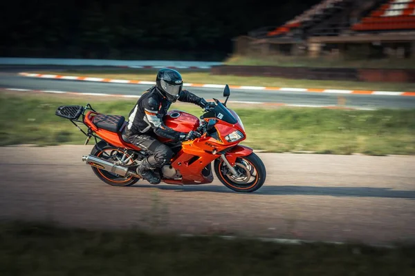 Una Persona Que Monta Una Motocicleta Una Carretera Cerca Campo —  Fotos de Stock