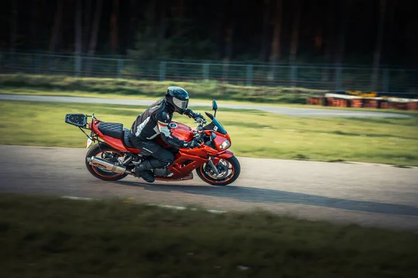 Mężczyzna Jeżdżący Czerwonym Motocyklu Zakręconej Drodze Generatywny — Zdjęcie stockowe