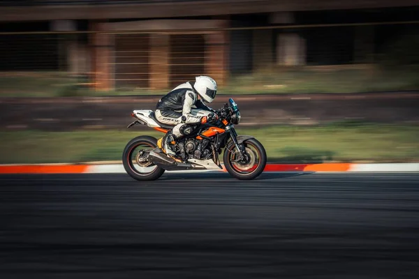 Une Personne Conduisant Une Moto Sur Une Piste Course Avec — Photo