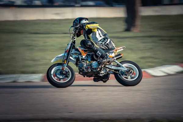 Uma Pessoa Montando Uma Motocicleta Uma Pista Corrida Com Grama — Fotografia de Stock