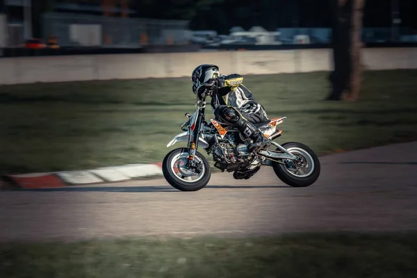 Чоловік Їде Мотоциклі Вулиці Поруч Пишним Зеленим Полем Генеративне Ефірне — стокове фото