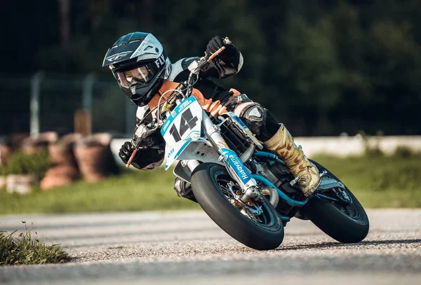 Person Som Kör Motorcykel Väg Nära Ett Fält Generativ — Stockfoto