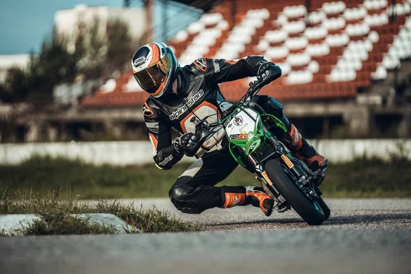 Hombre Montando Una Motocicleta Cima Una Pista Carreras Generativo — Foto de Stock