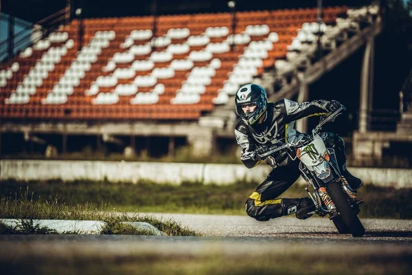 レースコースの上のバイクに乗っている男 ジェネレーティブ エイブ — ストック写真