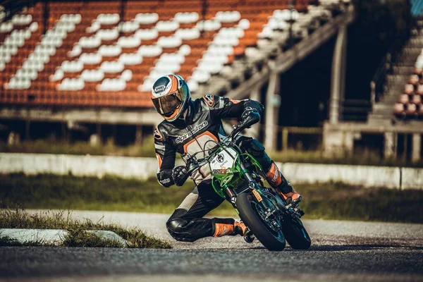 Hombre Montando Una Motocicleta Cima Una Pista Carreras Generativo — Foto de Stock