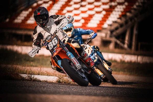 Два Мотоциклиста Мчатся Треку Стадионе Генеративный — стоковое фото
