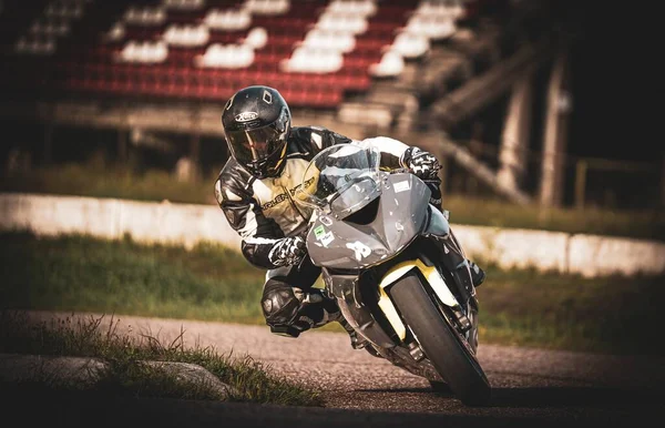 Чоловік Їде Мотоциклі Трасі Біля Стадіону Генеративне Ефірне — стокове фото