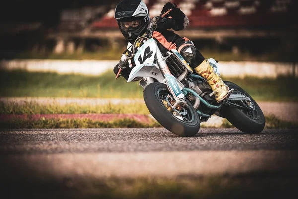 Man Som Åker Motorcykel Gata Intill Ett Lummigt Grönt Fält — Stockfoto