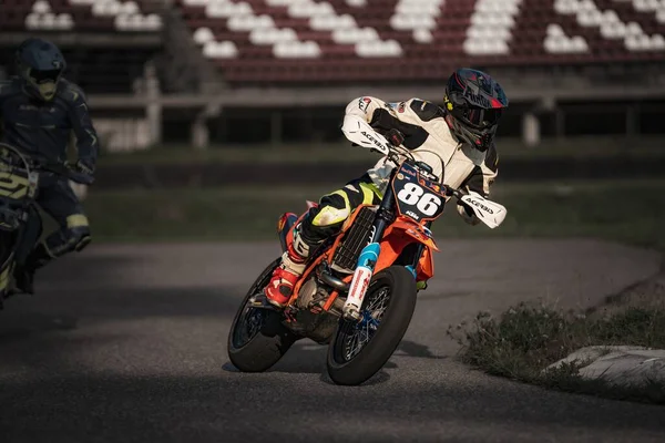 Ein Mann Auf Einem Motorrad Auf Einer Rennstrecke Generative Entwicklung — Stockfoto