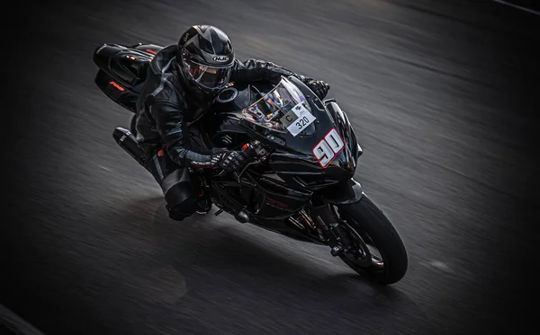 ヘルメットを搭載した道路でバイクに乗っている人 ジェネレーティブ エイブ — ストック写真