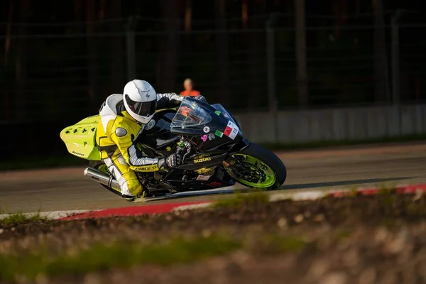 ヘルメットが付いているレースコースで黄色いオートバイに乗っている男 ジェネレーティブ エイブ — ストック写真