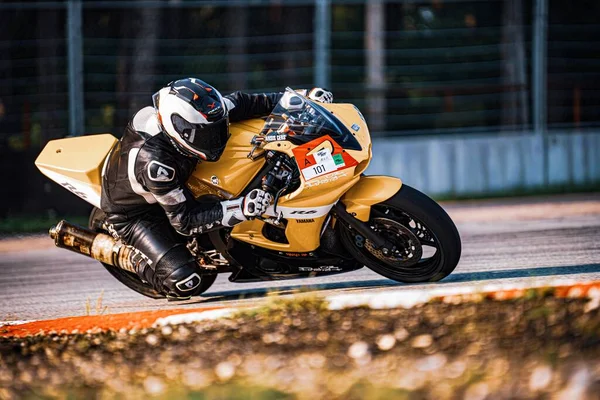 Homme Conduisant Une Moto Jaune Sur Une Piste Course Devant — Photo