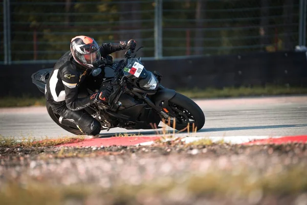 Una Persona Que Monta Una Motocicleta Una Pista Carreras Con — Foto de Stock