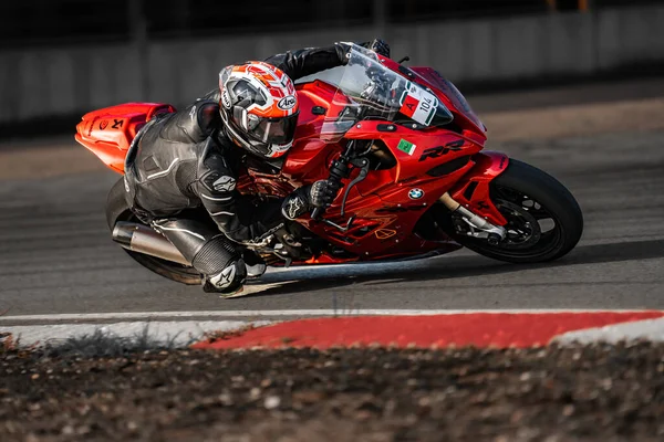 Ein Mann Fährt Mit Einem Roten Motorrad Auf Einer Rennstrecke — Stockfoto