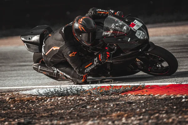 レースコースの上のバイクに乗っている男 ジェネレーティブ エイブ — ストック写真