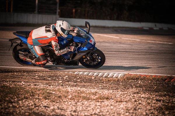 Een Persoon Die Nachts Een Motorfiets Een Racebaan Rijdt Generatieve — Stockfoto