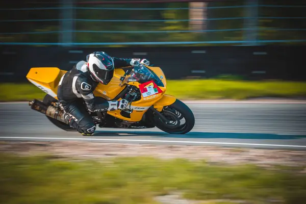 Людина Їде Жовтому Мотоциклі Дорозі Біля Трави Генеративне Ефірне — стокове фото