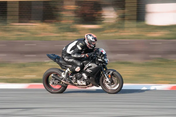レーシングコースで オートバイに乗ってる人が ジェネレーティブ エイブ — ストック写真