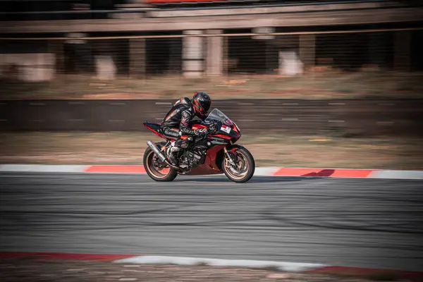 Une Personne Conduisant Une Moto Sur Une Piste Course Avec — Photo